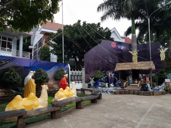 Chiều Cuối Năm, Viếng Chúa Hài Đồng