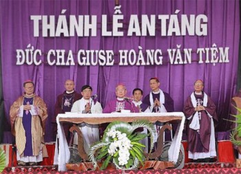 An Táng Đức Cha Giuse Hoàng Văn Tiệm