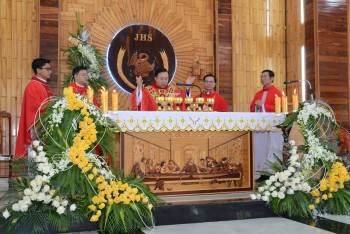 THÁNH LỄ BAN BÍ TÍCH THÊM SỨC VÀ RƯỚC LỄ LẦN ĐẦU GIÁO XỨ TÂN LỢI