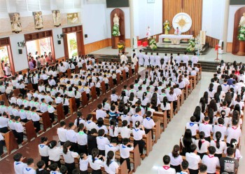Gx. Vinh Phước: Rước lễ lần đầu