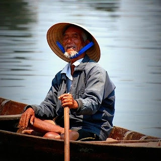 Ông lão chèo đò