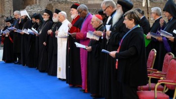 ĐTC chủ sự giờ cầu nguyện liên tôn