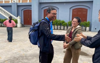 ĐC Vinh Sơn Nguyễn Văn Bản đi bộ về nguồn