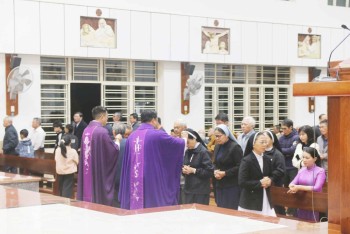 Lễ Tro tại Giáo xứ Vinh Hương