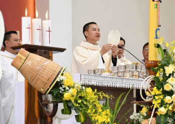 Tân Linh mục Gx. Vinh Hương dâng lễ tạ ơn