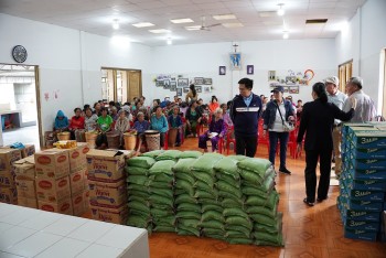 Gk. Phêrô thăm làng phong Ia Le và Đăk Kia