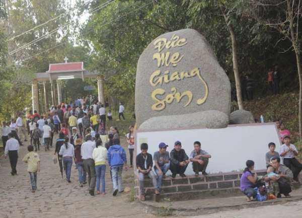 Cụ bà 88 tuổi Hành hương Mẹ Giang Sơn