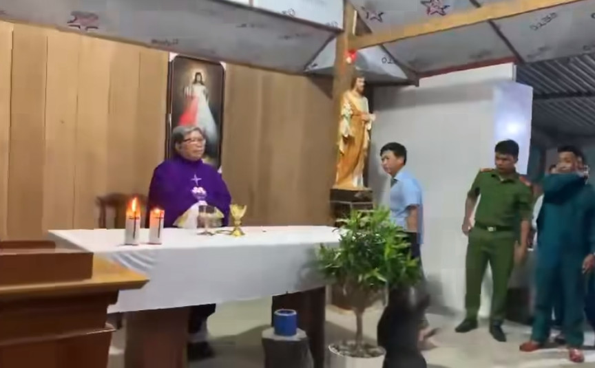 Về vụ việc cán bộ xúc phạm Thánh lễ