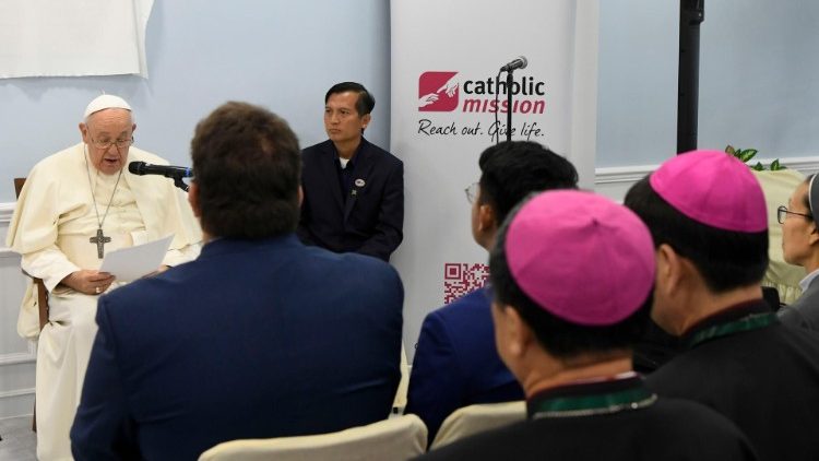 ĐTC gặp gỡ nhân viên của các tổ chức bác ái