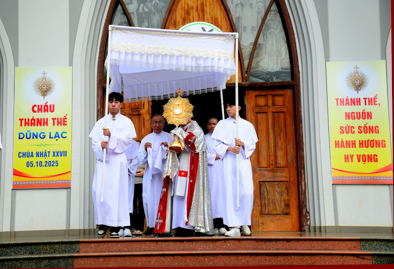 Giáo xứ Dũng Lạc: Chầu Thánh Thể