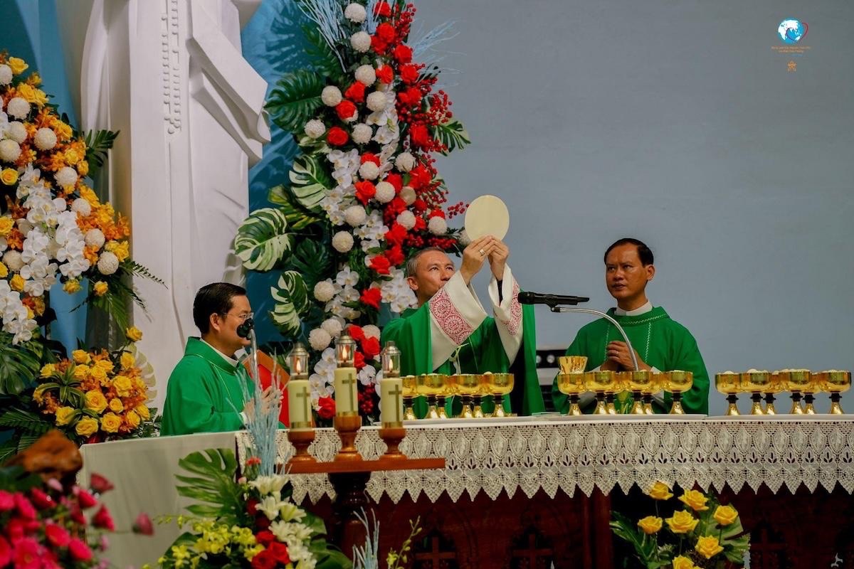 Khai mạc tuần Triển lãm Phép lạ Thánh Thể