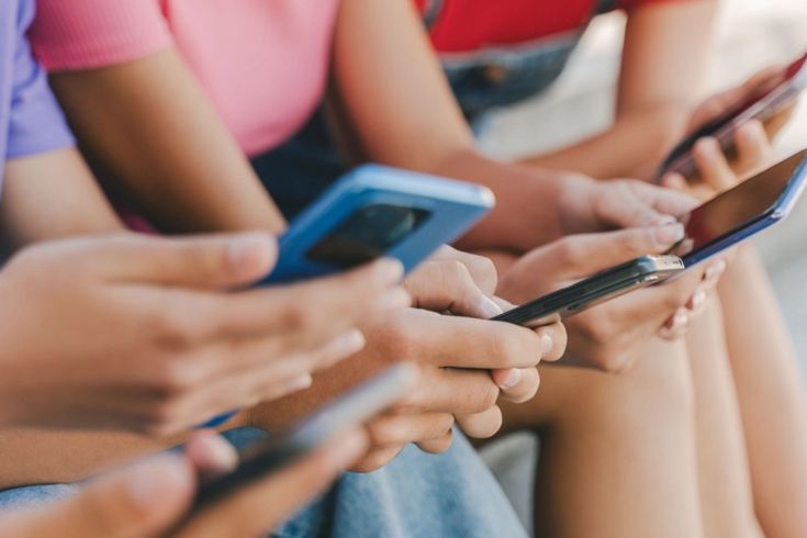 Chúng ta đang quỳ gối trước Chúa hay trước điện thoại