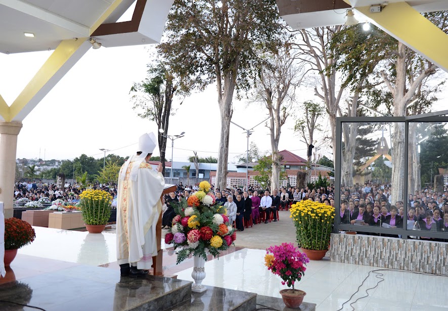 ĐGM cử hành Thánh lễ mồng 2 tết tại Nghĩa trang Châu Sơn