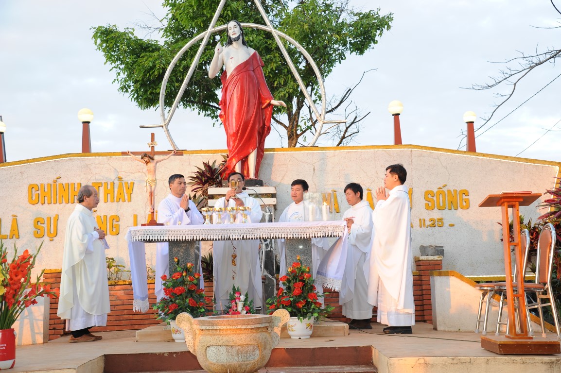 ​​​​​​​Giáo xư Thổ Hoàng: Thánh lễ tại Nghĩa trang 